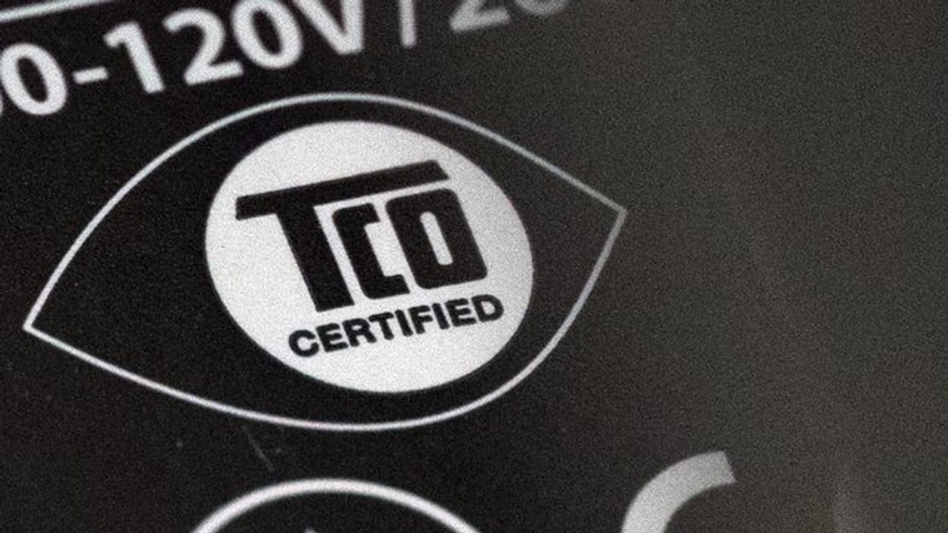 Das TCO-Logo gilt als Siegel für niedrigen Energieverbrauch, umweltschonenden Einsatz der Materialien, Recycling sowie die Einhaltung sozialer Kriterien bei der Herstellung.