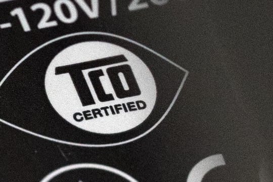Das TCO-Logo gilt als Siegel für niedrigen Energieverbrauch, umweltschonenden Einsatz der Materialien, Recycling sowie die Einhaltung sozialer Kriterien bei der Herstellung.
