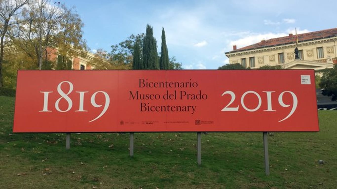 Mit großen Plakaten wirbt der Prado für die Feierlichkeiten anlässlich seines 200-jährigen Jubiläums.