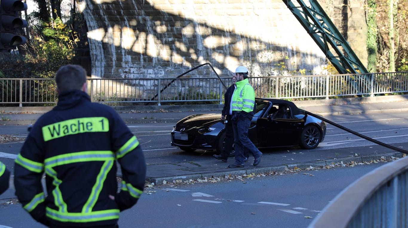 Eine abgestürzte Stromschiene hat in Wuppertal einen Sportwagen beschädigt – Menschen wurden nicht verletzt.