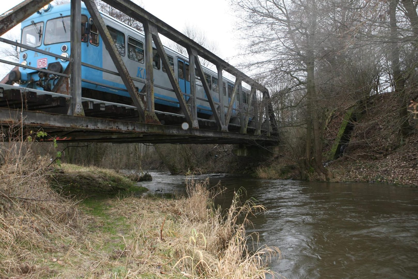 Ein Zug fährt über die Wipper: Der Fluss ist ein Nebenfluss der Unstrut in Thüringen. (Symbolfoto)