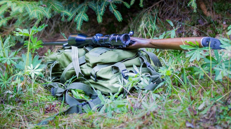Ein Rucksack mit Jagdgewehr: Der 60-Jährige nahm einer Jagd teil; als das Unglück passierte, war er gerade alleine unterwegs. (Symbolbild)