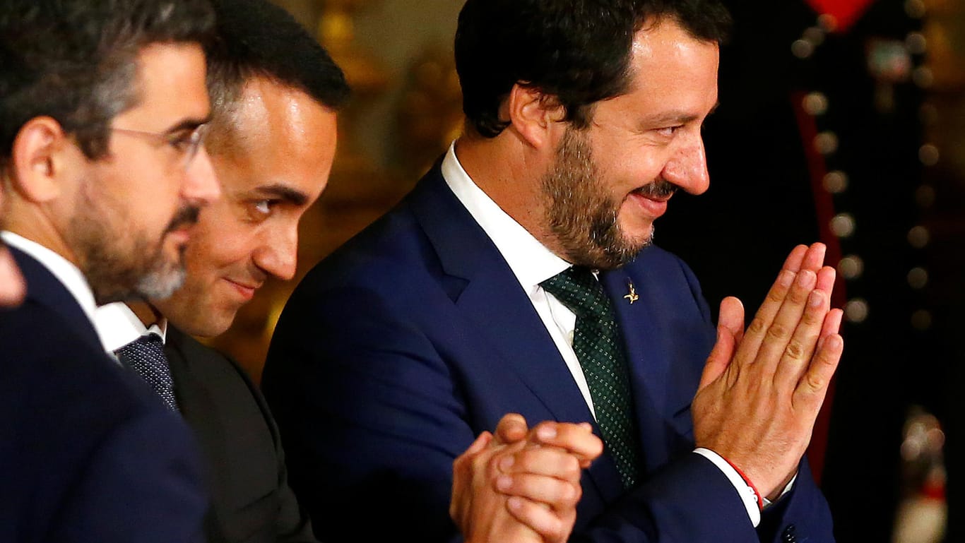 Die Vize-Premierminister Di Maio (2.v.l.) und Salvini (r.): Ihnen gilt die EU als Feind, den es zu besiegen gilt – dafür riskieren sie die Zukunft des Landes.