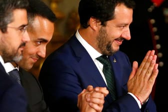 Die Vize-Premierminister Di Maio (2.v.l.) und Salvini (r.): Ihnen gilt die EU als Feind, den es zu besiegen gilt – dafür riskieren sie die Zukunft des Landes.