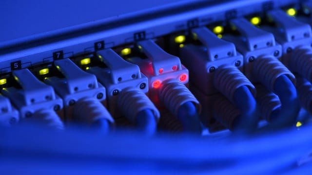 Weicht die Internetgeschwindigkeit erheblich und regelmäßig von der vertraglich vereinbarten Übertragungsrate ab, sollte der Nutzer seinen Provider schriftlich über das Problem informieren.