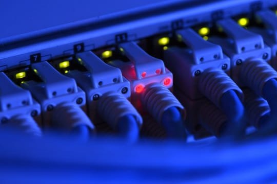 Weicht die Internetgeschwindigkeit erheblich und regelmäßig von der vertraglich vereinbarten Übertragungsrate ab, sollte der Nutzer seinen Provider schriftlich über das Problem informieren.