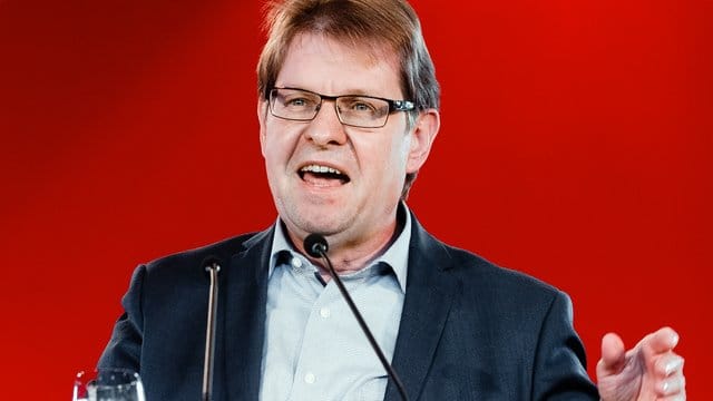 Ralf Stegner wirft Merz vor, Fakten zur Flüchtlingskrise zu verdrehen.