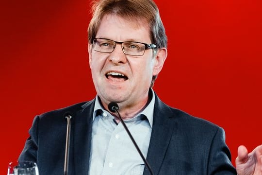 Ralf Stegner wirft Merz vor, Fakten zur Flüchtlingskrise zu verdrehen.