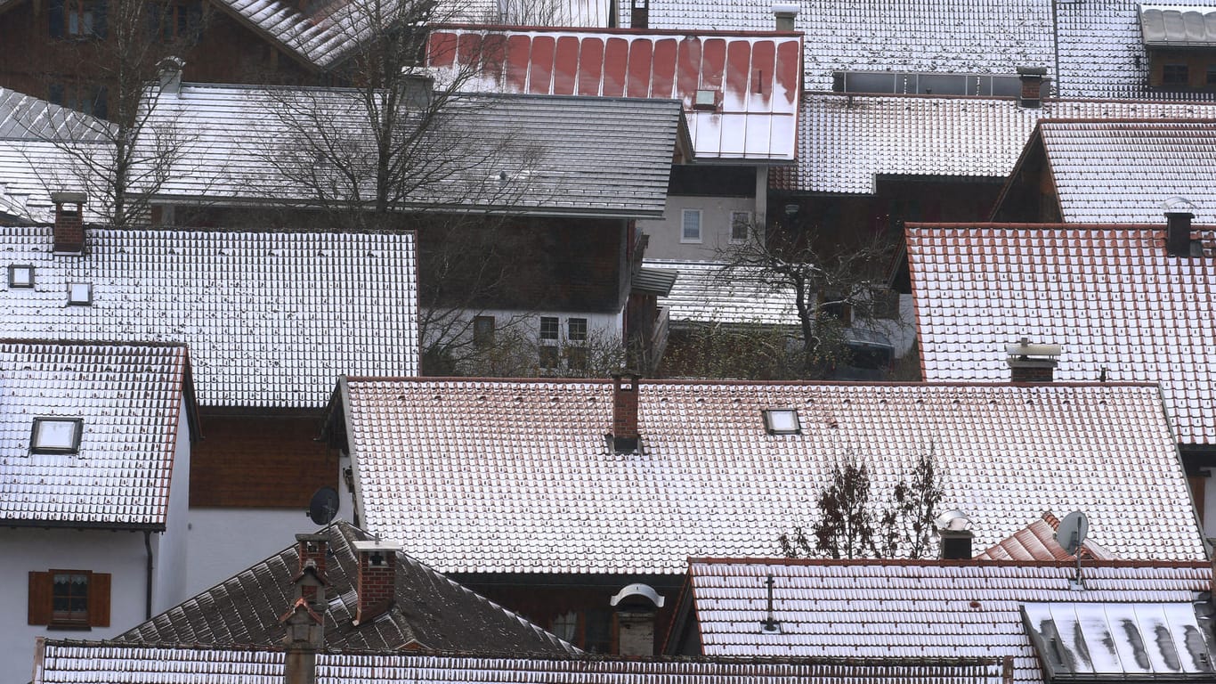 Bad Hindelang in Bayern: Hier fiel in der Nacht zu Montag ein wenig Schnee.