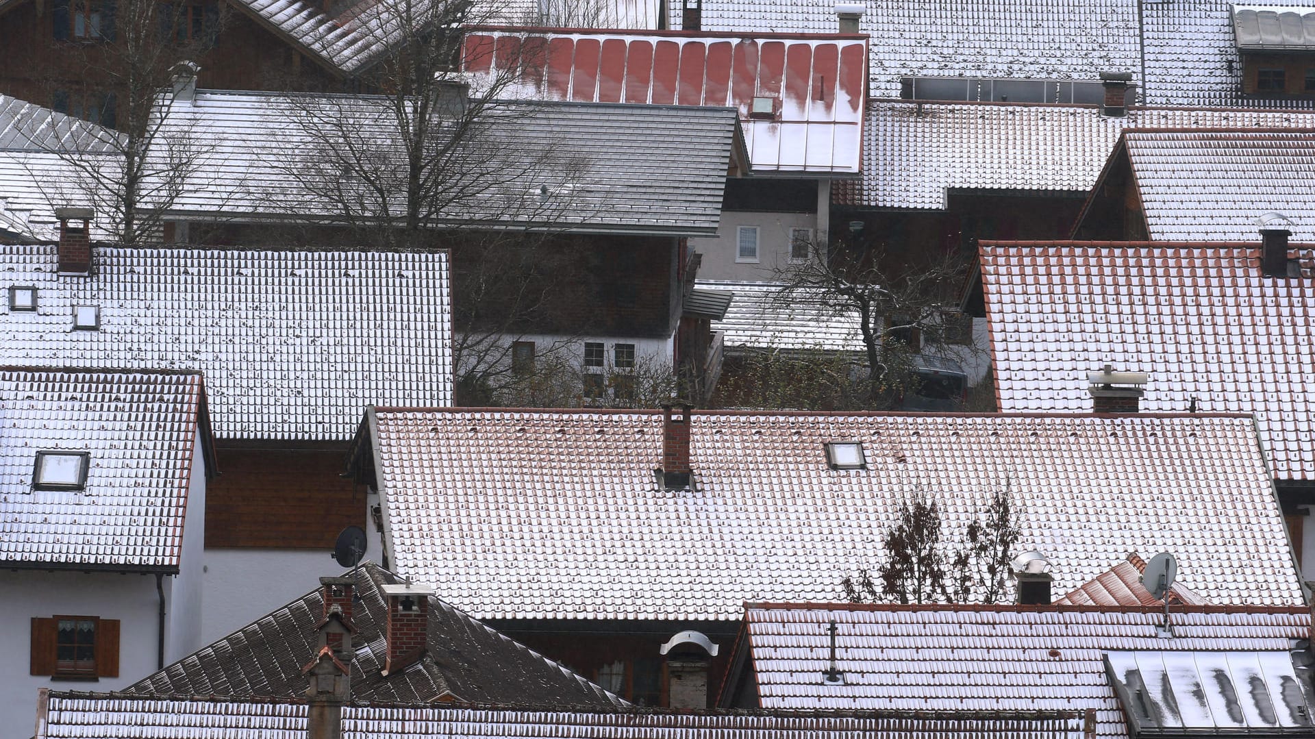 Bad Hindelang in Bayern: Hier fiel in der Nacht zu Montag ein wenig Schnee. Bad Hindelang in Bayern: Hier fiel in der Nacht zu Montag ein wenig Schnee.