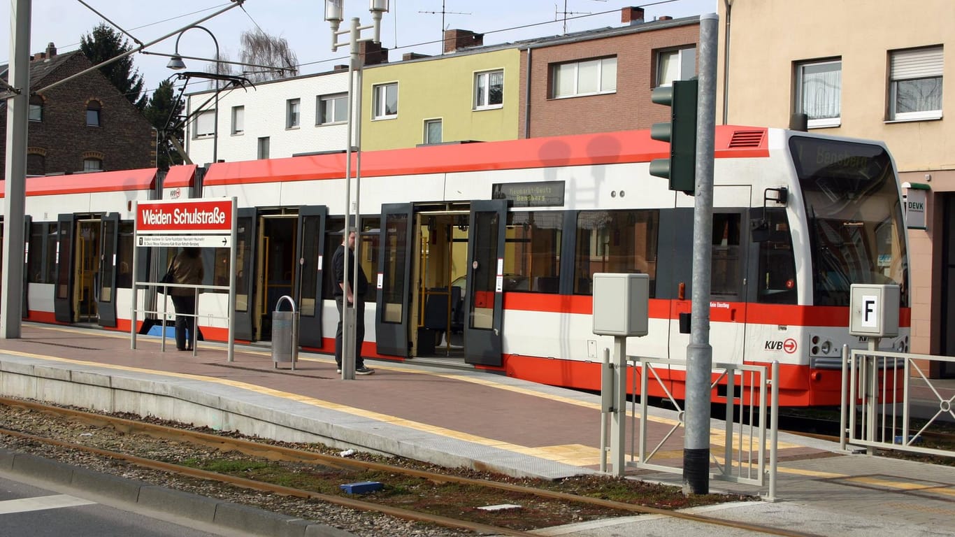 Straßenbahn der Linie 1 in Köln (Symbolbild): Zu den Verletzten zählen ein 53-jähriger Mann und eine 40-jährige Frau, die beim Aufprall gestürzt sind.