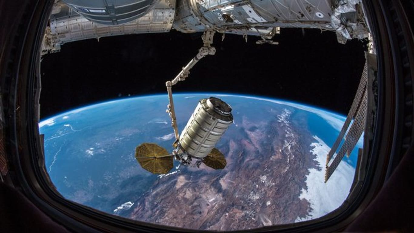 Ein von ESA-Astronaut Alexander Gerst auf Twitter verbreitetes Foto zeigt den Frachter "Cygnus" nach dem Ankoppeln an die ISS.