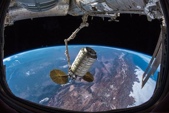 Ein von ESA-Astronaut Alexander Gerst auf Twitter verbreitetes Foto zeigt den Frachter "Cygnus" nach dem Ankoppeln an die ISS.