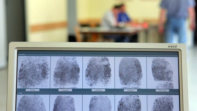Auf einem Computerbildschirm sind die Fingerabdrücke von einem Mann zu sehen. Auf einem Computerbildschirm sind die Fingerabdrücke von einem Mann zu sehen.