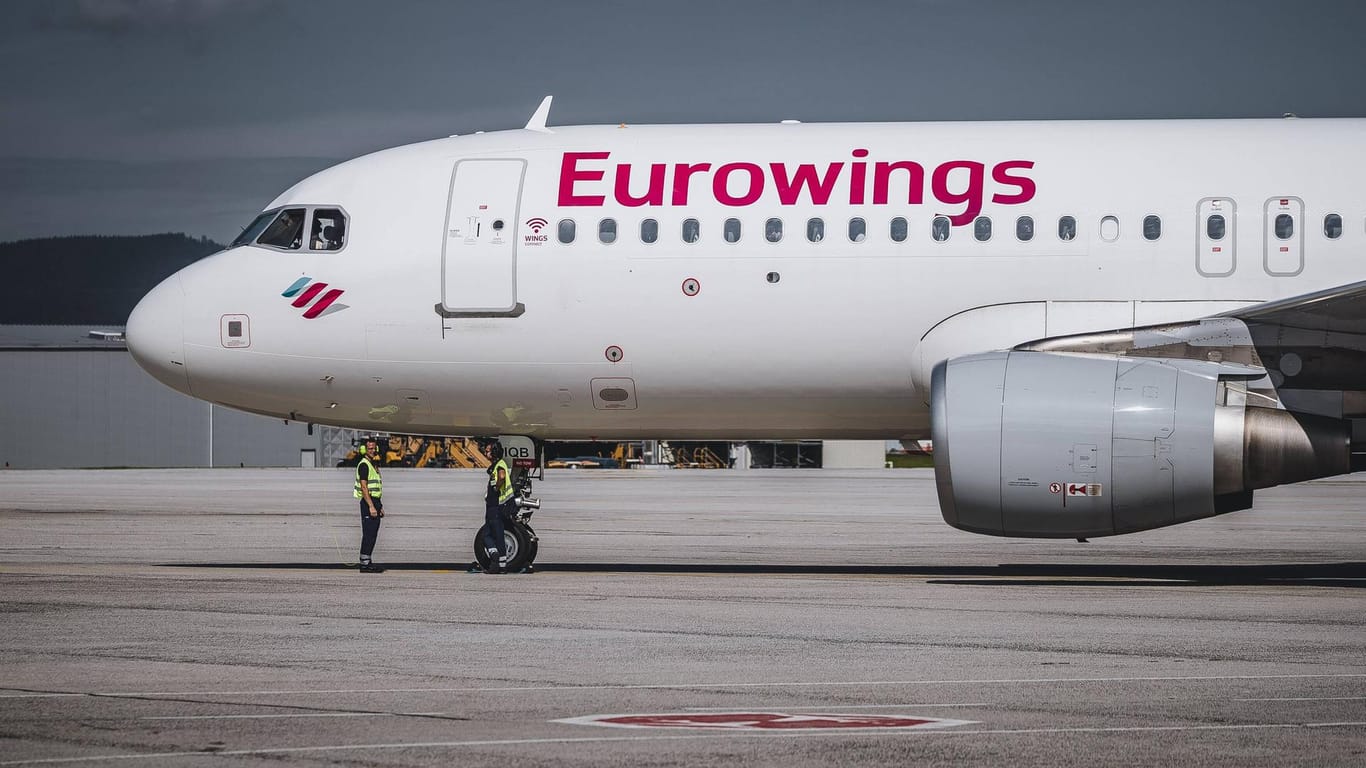 Eurowings Passagiermaschine (Symbolbild): Die Flugbegleiter der Airlines Eurowings und LGW sollen in der Zeit von 4.30 Uhr bis 12.30 Uhr die Arbeit niederlegen, teilte die Gewerkschaft mit.