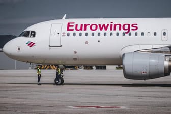 Eurowings Passagiermaschine (Symbolbild): Die Flugbegleiter der Airlines Eurowings und LGW sollen in der Zeit von 4.30 Uhr bis 12.30 Uhr die Arbeit niederlegen, teilte die Gewerkschaft mit.