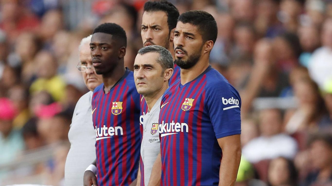 Teamkollegen: Dembélé (li.) und Suarez (vorn) mit Barcelonas Trainer Ernesto Valverde.