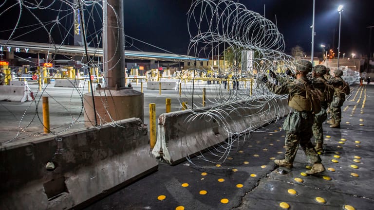 Mitglieder des US-Militärs befestigen am Grenzübergang San Ysidro Stacheldraht: Pro Tag reisen dort durchschnittlich 70 000 Menschen in Fahrzeugen und weitere 20 000 Fußgänger in die USA ein.