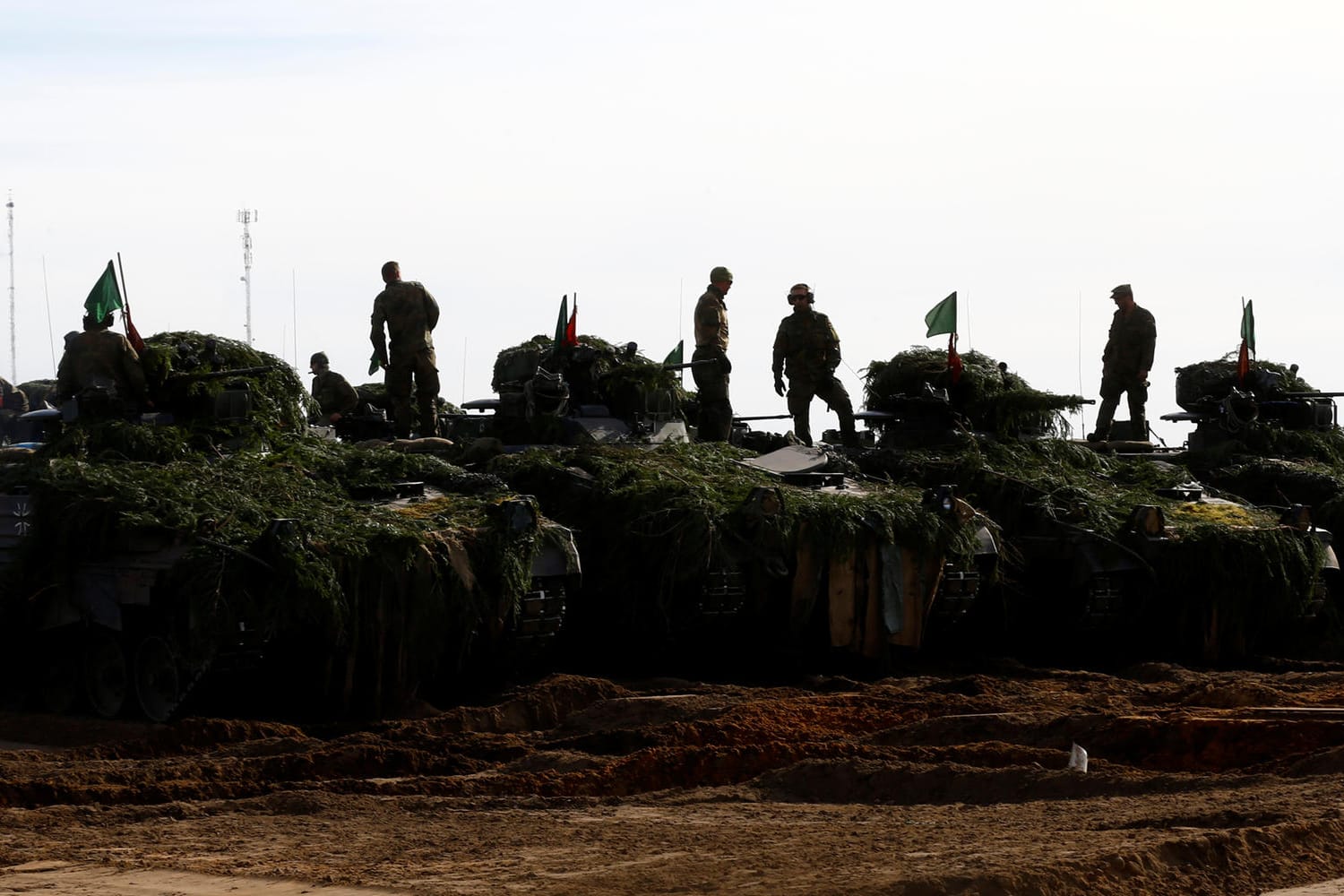 Soldaten der Bundeswehr auf Panzern bei einer internationalen Übung in Litauen.