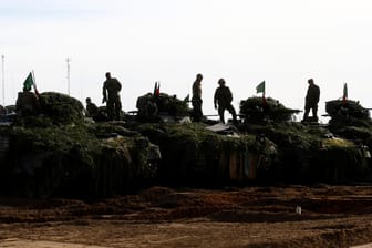 Soldaten der Bundeswehr auf Panzern bei einer internationalen Übung in Litauen.