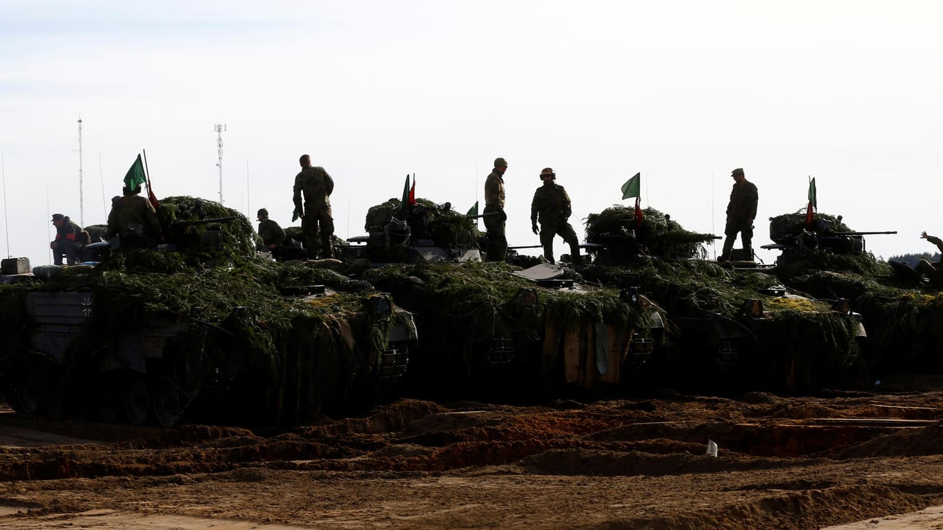Soldaten der Bundeswehr auf Panzern bei einer internationalen Übung in Litauen.