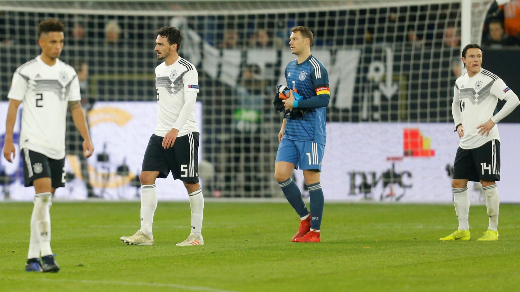 Ratlos: Kehrer, Hummels, Neuer und Schulz (v. li.) nach der Partie.