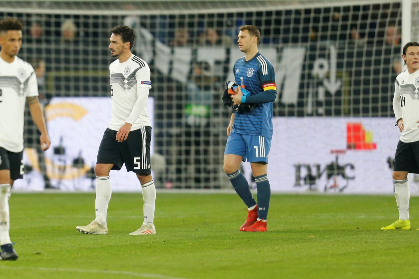 Ratlos: Kehrer, Hummels, Neuer und Schulz (v. li.) nach der Partie.