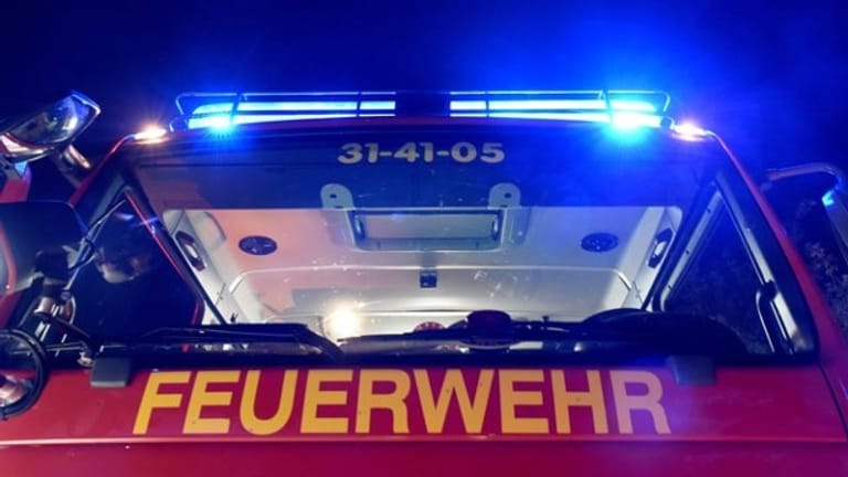 Ein Feuerwehr-Löschfahrzeug: Bei einem Brand in einer Klinik für Forensische Psychiatrie in Lippstadt ist ein 47 Jahre alter Patient ums Leben gekommen.