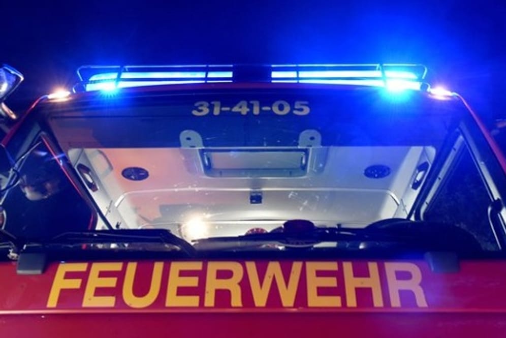 Ein Feuerwehr-Löschfahrzeug: Bei einem Brand in einer Klinik für Forensische Psychiatrie in Lippstadt ist ein 47 Jahre alter Patient ums Leben gekommen.