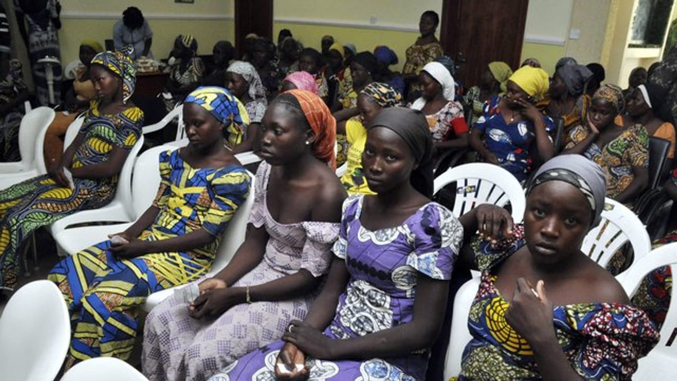 Die als Chibok-Mädchen bekannt gewordenen Schülerinnen waren nach mehr als drei Jahren aus der Gewalt der islamistischen Terrormiliz Boko Haram freigekommen.