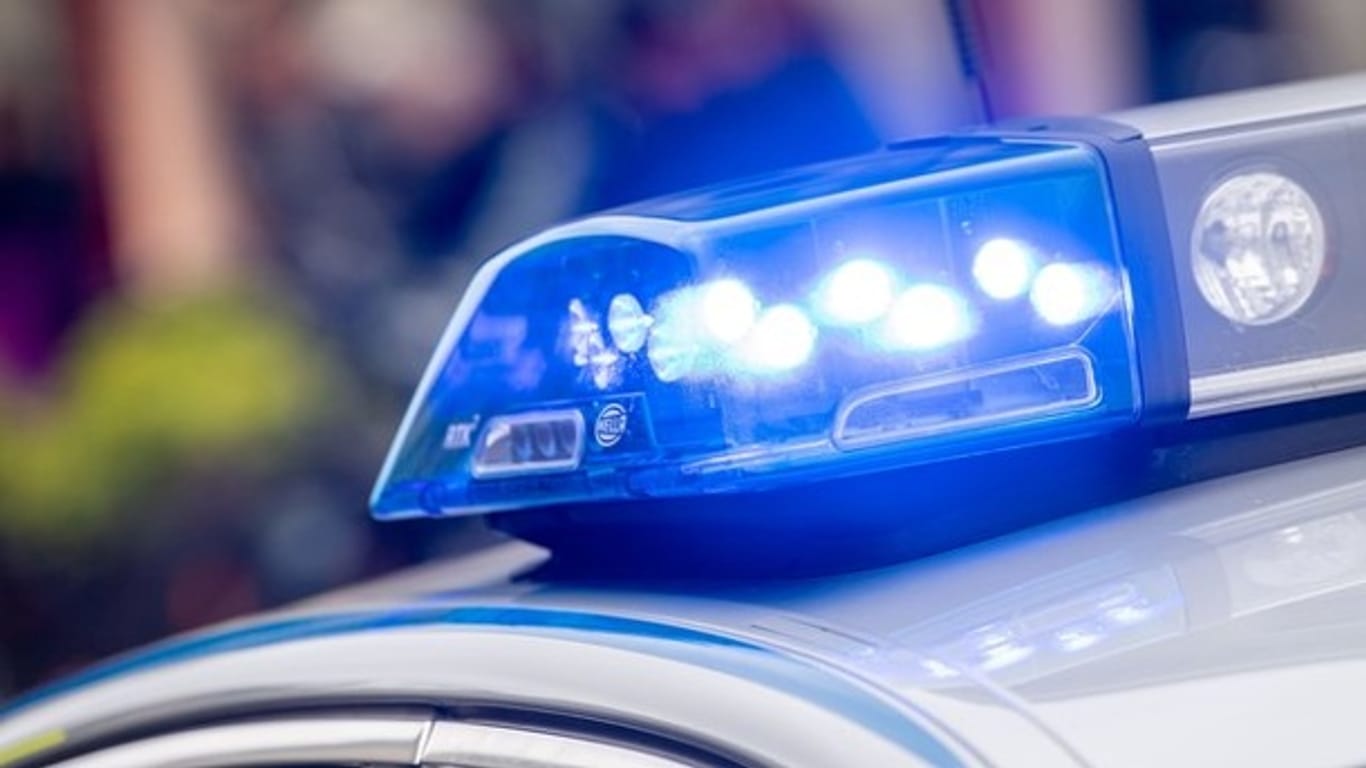 Blaulicht auf einem Polizeiwagen: In Bayern wurde ein Mann nach dem Tod seiner Frau auf der Polizeiwache festgenommen.