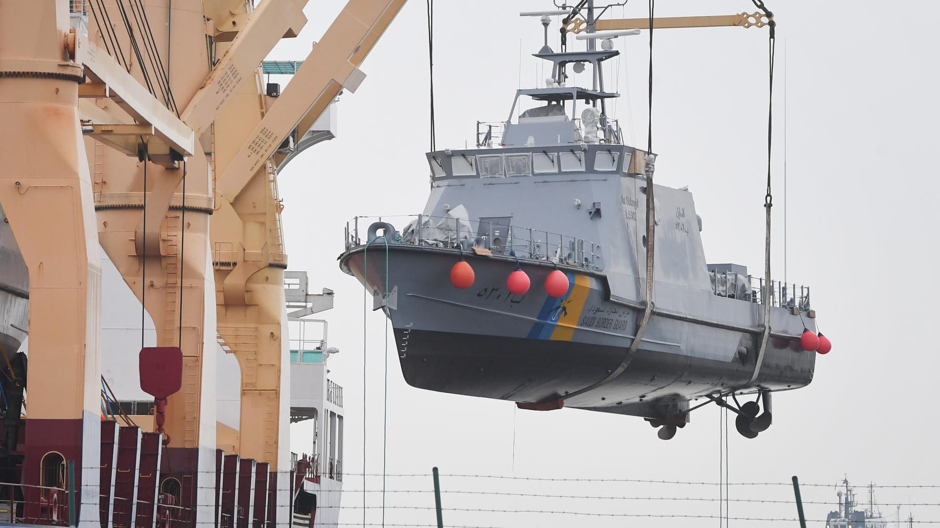 Ein Küstenschutzboot für Saudi-Arabien wird im Hafen von Mukran, Mecklenburg-Vorpommern, auf ein Transportschiff verladen.