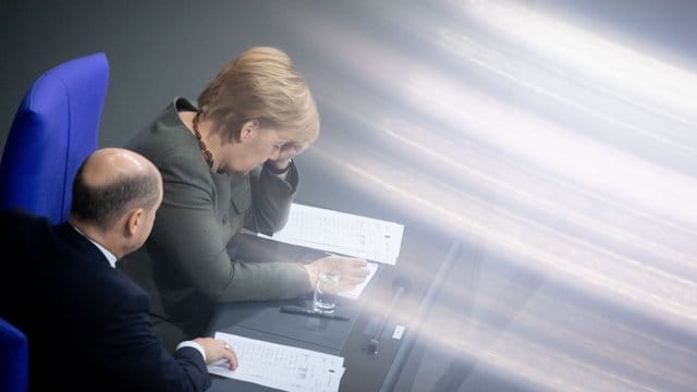 Olaf Scholz (SPD), Bundesminister der Finanzen, und Bundeskanzlerin Angela Merkel (CDU) zu Beginn der abschließenden Beratungen über den Bundeshaushalt 2019. Olaf Scholz (SPD), Bundesminister der Finanzen, und Bundeskanzlerin Angela Merkel (CDU) zu Beginn der abschließenden Beratungen über den Bundeshaushalt 2019.