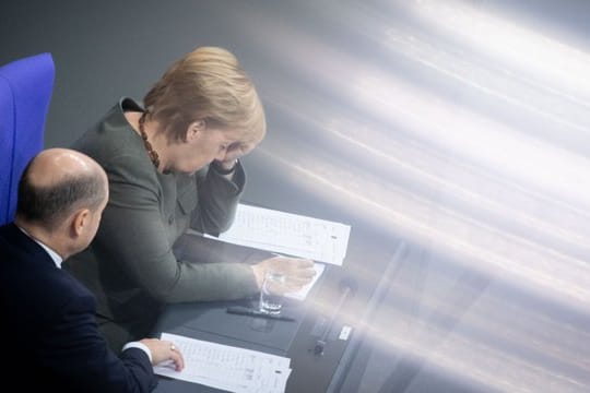 Olaf Scholz (SPD), Bundesminister der Finanzen, und Bundeskanzlerin Angela Merkel (CDU) zu Beginn der abschließenden Beratungen über den Bundeshaushalt 2019.