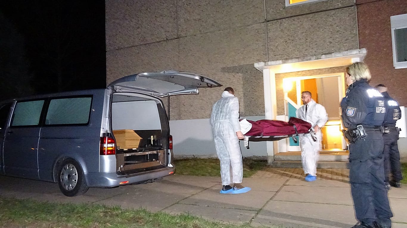 Ein Toter wird aus einem Wohnhaus in Jena getragen. Am Dienstag wollen die Ermittler weitere Details zu der Tat nennen.