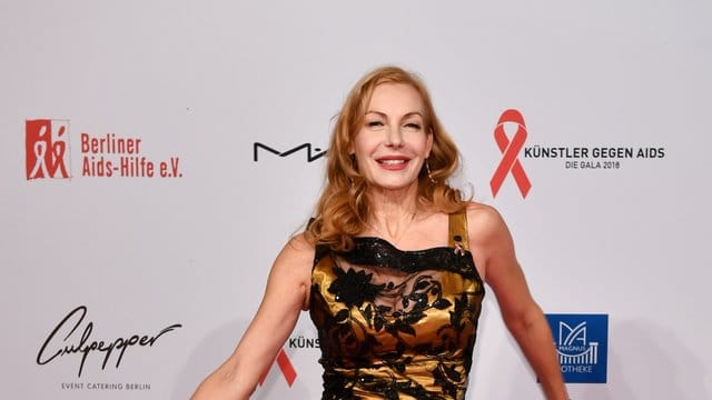 Ute Lemper bei der Benefizgala "Künstler gegen Aids" im Berliner Theater des Westens.