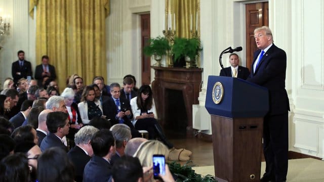 Journalisten dürfen nun nur noch eine Frage stellen, wenn sie aufgerufen werden. Journalisten dürfen nun nur noch eine Frage stellen, wenn sie aufgerufen werden.