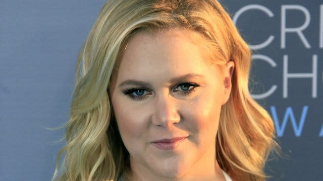 Amy Schumer geht es besser, aber die Komikerin muss sich weiter schonen. Amy Schumer geht es besser, aber die Komikerin muss sich weiter schonen.