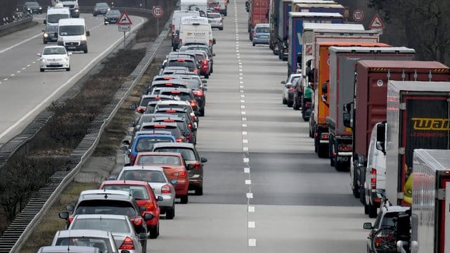 Eine Rettungsgasse zu blockieren kann 320 Euro maximal plus Fahrverbot kosten.