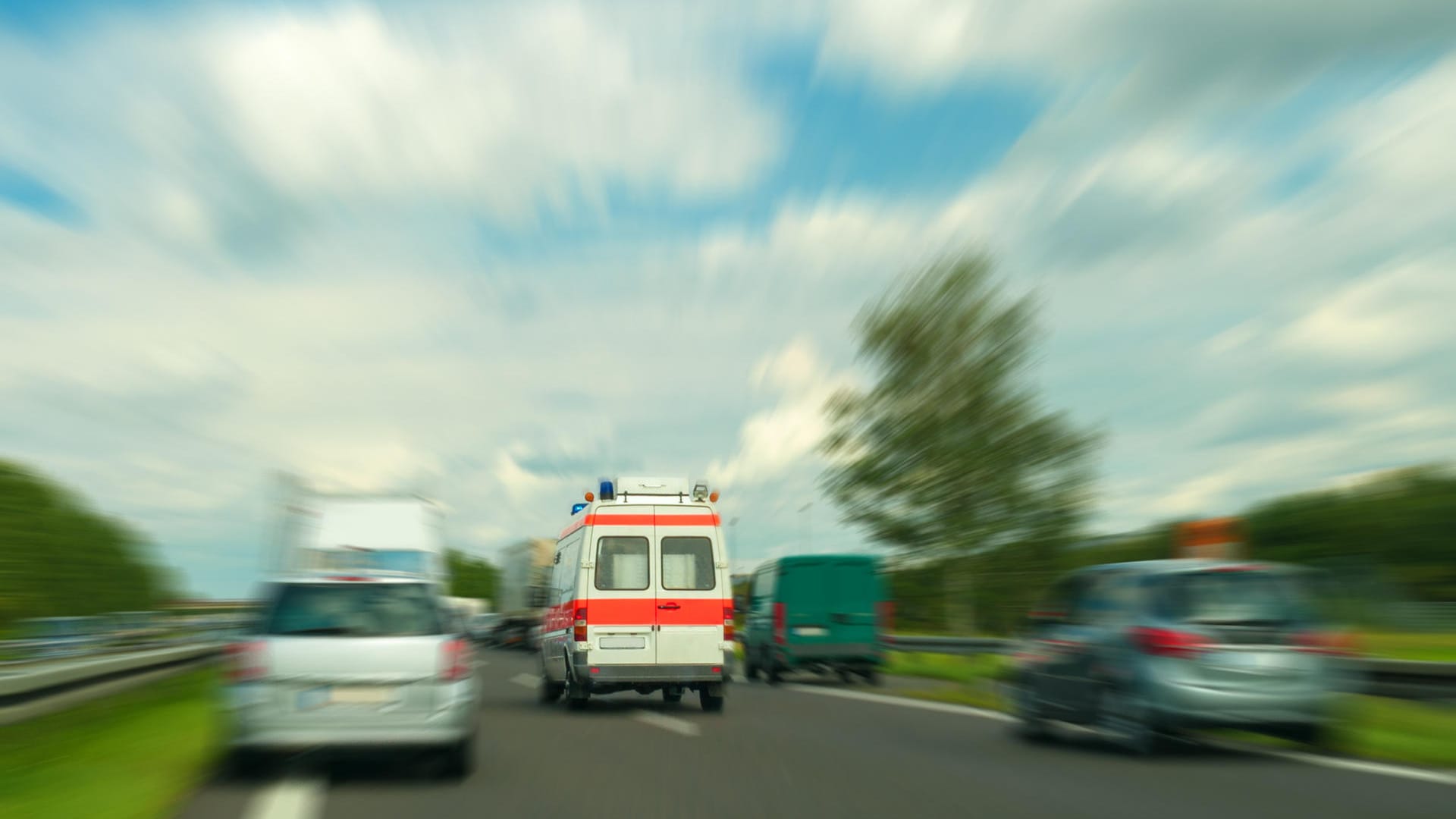 Rettungsgasse: In der Mehrzahl der Fälle werden Rettungsfahrzeuge blockiert. Rettungsgasse: In der Mehrzahl der Fälle werden Rettungsfahrzeuge blockiert.