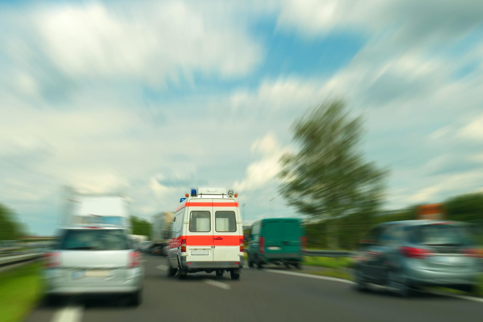 Rettungsgasse: In der Mehrzahl der Fälle werden Rettungsfahrzeuge blockiert.