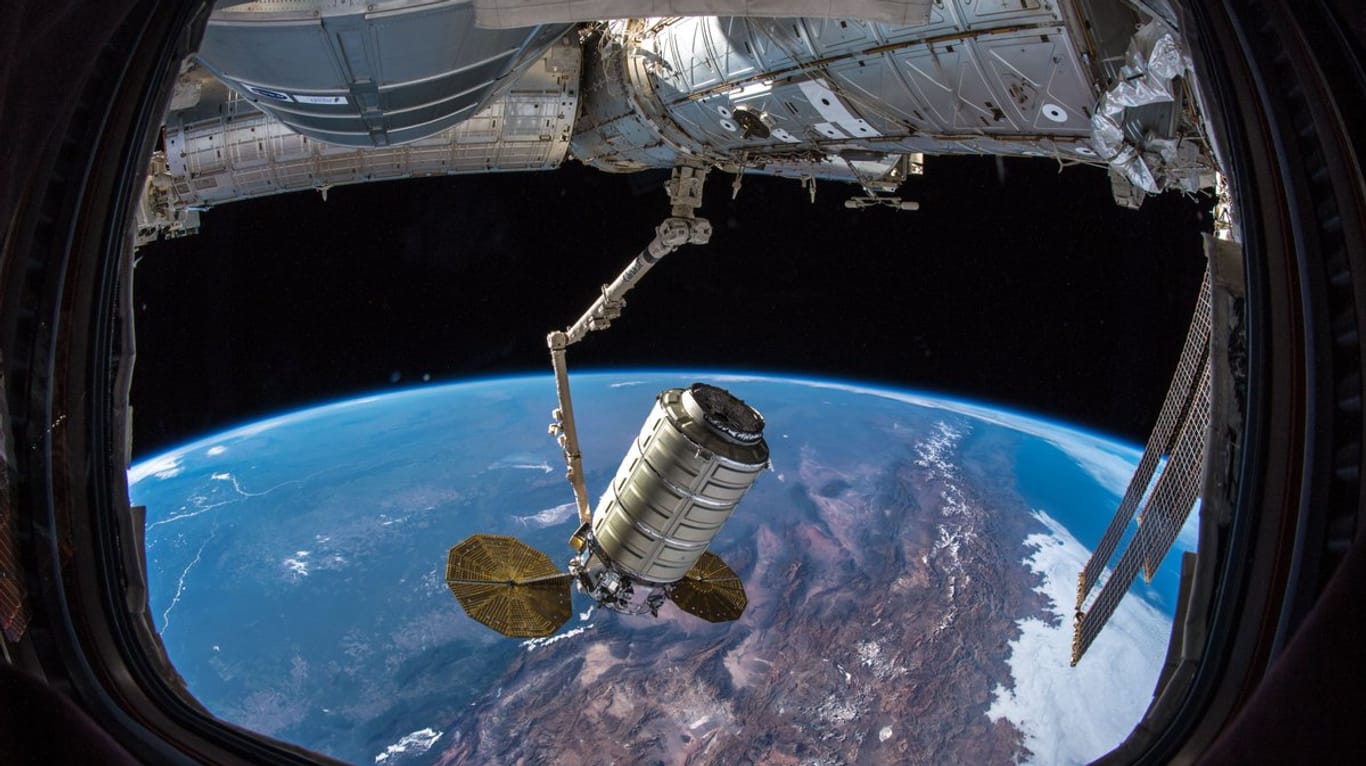 Umlaufbahn um die Erde: Der Weltraumfrachter "Cygnus" koppelt an die ISS an.
