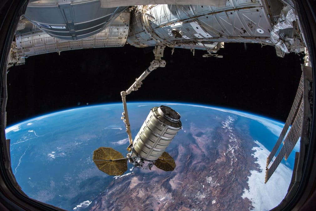Umlaufbahn um die Erde: Der Weltraumfrachter "Cygnus" koppelt an die ISS an.