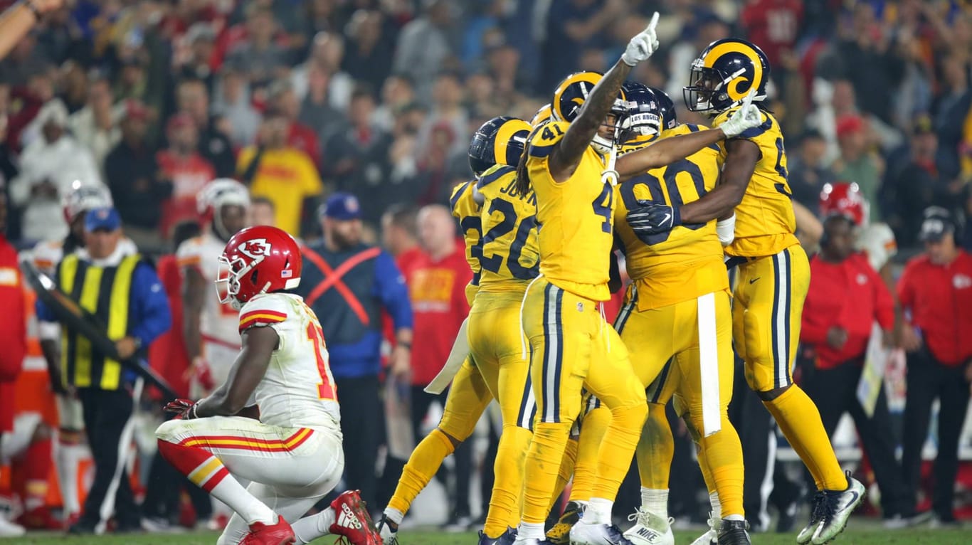 105 Punkte in einer Partie: Die Spieler der Los Angeles Rams (gelb) bejubeln einen historischen 54:51-Sieg gegen Kansas City.