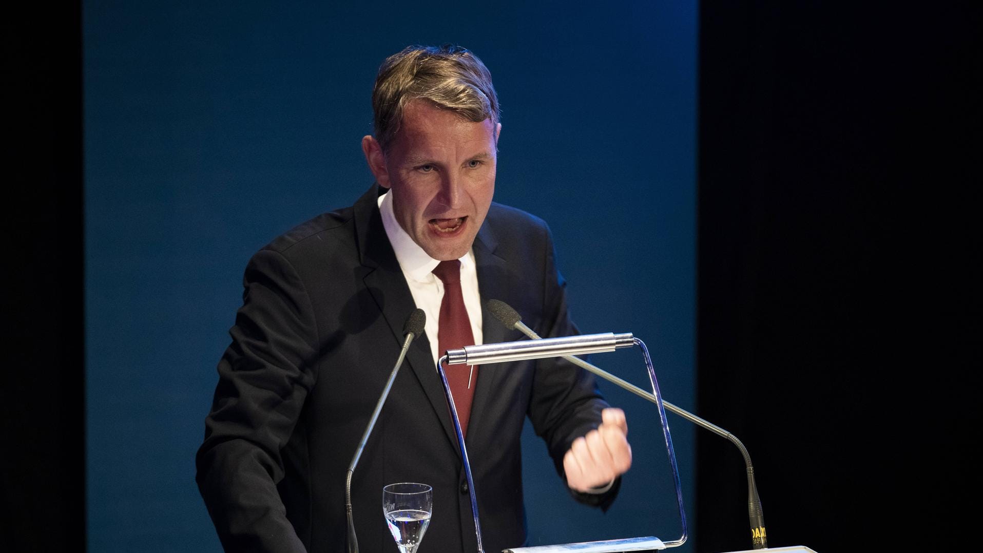 Der Fraktionsvorsitzende der Thüringer AfD, Björn Höcke: Der Kölner Kardinal Rainer Woelki befand mit Blick auf die viel kritisierte Rolle der AfD in Chemnitz: Wer durch menschenverachtende Propaganda und rechtslastige Sprüche Stimmung mache, sei Mittäter "und auf gar keinen Fall eine Alternative für Deutschland".