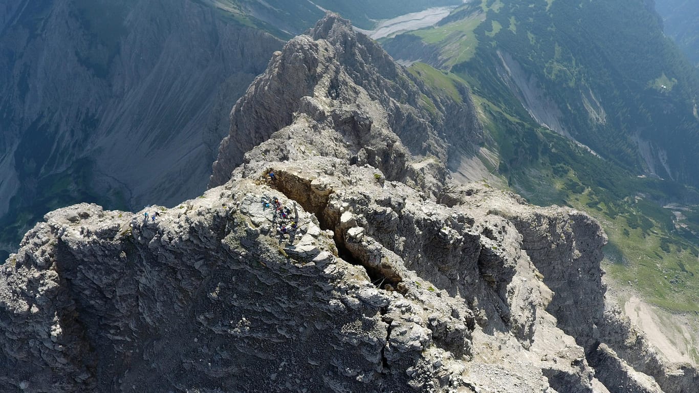 Der metergroße Spalt auf dem Gipfel des Hochvogels: Forscher dokumentieren seit Jahren, wie der Riss auf der Grenze zwischen Bayern und Tirol langsam größer wird.