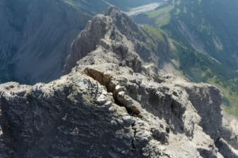 Der metergroße Spalt auf dem Gipfel des Hochvogels: Forscher dokumentieren seit Jahren, wie der Riss auf der Grenze zwischen Bayern und Tirol langsam größer wird.