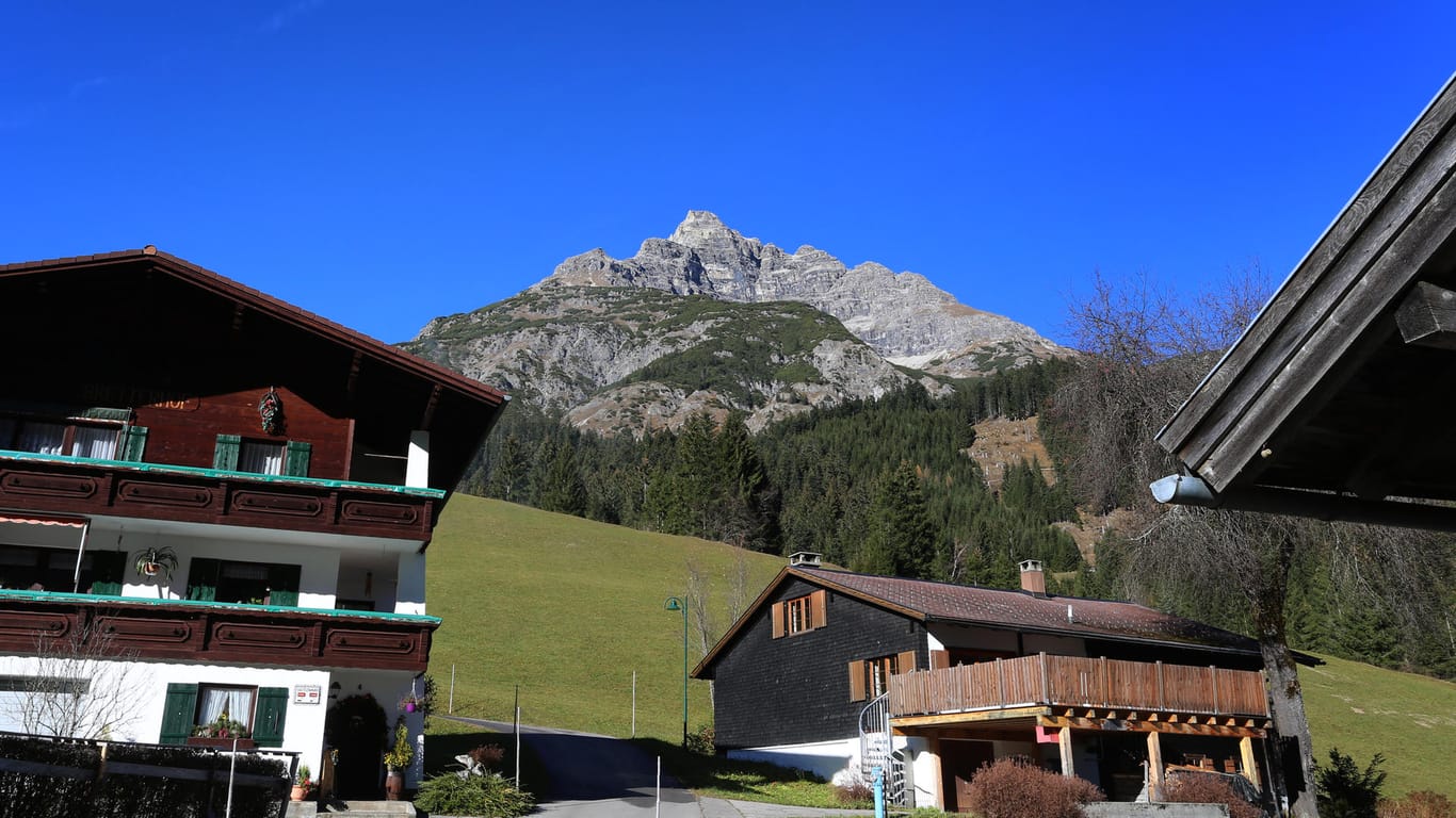 Die Tiroler Ortschaft Hinterhornbach vor dem 2.592 Meter hohe Hochvogel: Laut der Einschätzung von Experten droht der Siedlung keine Gefahr.