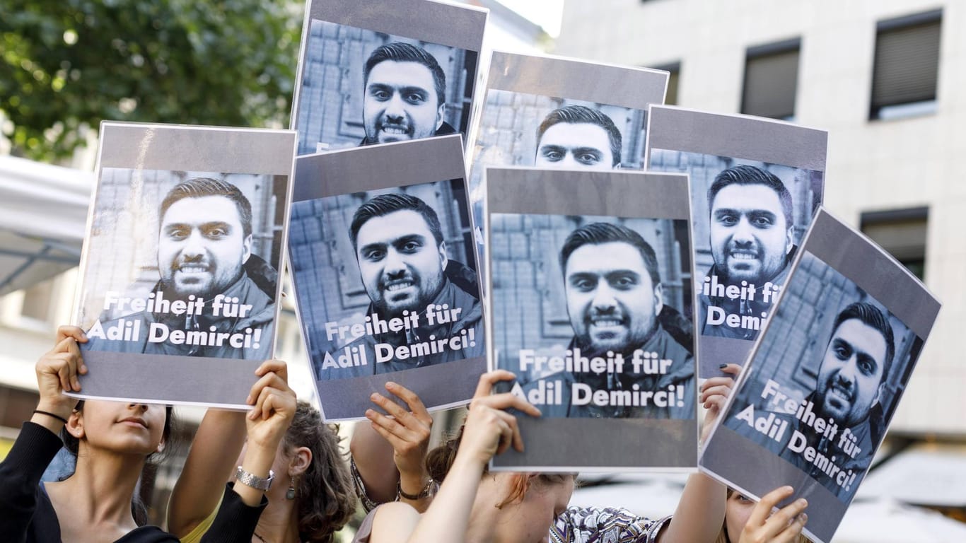 Demonstranten fordern die Freilassung des in der Türkei inhaftierten Adil Demirci: Die Behörden fanden ihn offenbar, weil ein Informant die Adresse seiner Verwandten sowie sein Abreisedatum weitergeben hatte.