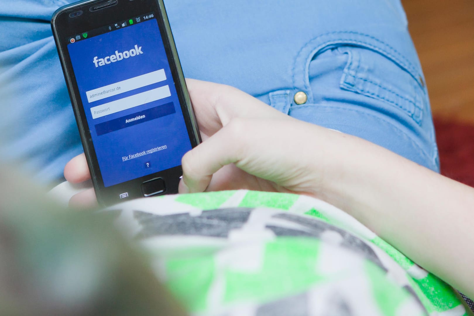 Eine jugendliche hält ihr Handy in der Hand: Die Angst vor Beleidigungen im Internet steigt – das ist einer von vielen Gründen für die verbreitete Skepsis. (Archivbild)